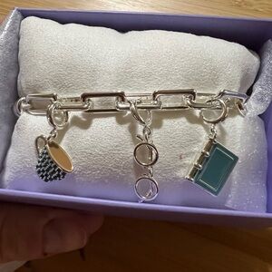 BP Bookworm Bliss Charmelier